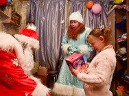 Полицейский Дед Мороз продолжает поздравлять детей Полицейский Дед Мороз продолжает поздравлять детей