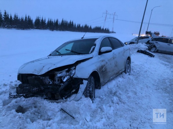 Под Челнами мужчину насмерть сбило авто, когда он вышел после ДТП выставлять знак (ФОТО, ВИДЕО) Под Челнами мужчину насмерть сбило авто, когда он вышел после ДТП выставлять знак (ФОТО, ВИДЕО)
