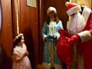 Полицейский Дед Мороз и сотрудники полиции поздравили детей с наступившим Новым годом