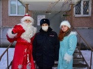 Полицейский Дед Мороз продолжает поздравлять детей Полицейский Дед Мороз продолжает поздравлять детей