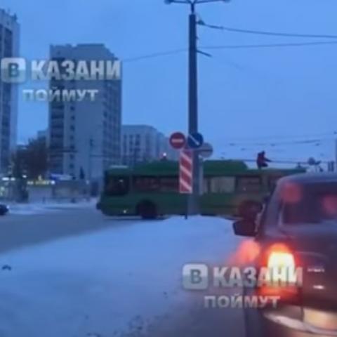 Жители Казани сняли на ВИДЕО, как человек едет на крыше троллейбуса Жители Казани сняли на ВИДЕО, как человек едет на крыше троллейбуса