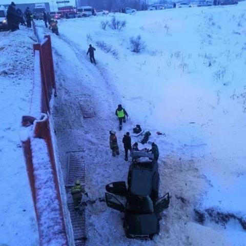 В Башкирии фура вытолкнула с моста автомобиль с семьей (ВИДЕО) 