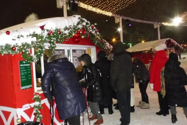 &laquo;Зазаборенные&raquo; елки Казани: вход - через КПП, главное развлечение - еда