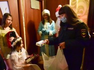 Полицейский Дед Мороз и сотрудники полиции поздравили детей с наступившим Новым годом