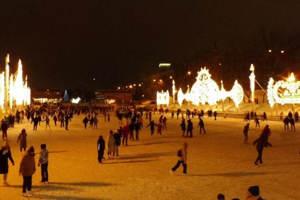 &laquo;Зазаборенные&raquo; елки Казани: вход - через КПП, главное развлечение - еда