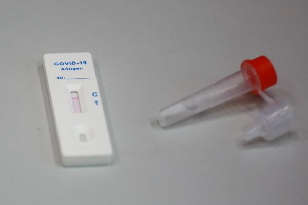 Омикрон или не он?.. Казанцы, напуганные очередями в поликлиниках, делают себе экспресс-тесты на коронавирус