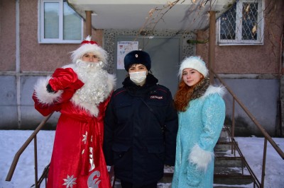 Полицейский Дед Мороз продолжает поздравлять детей Полицейский Дед Мороз продолжает поздравлять детей