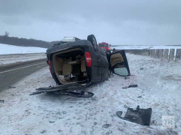Два пассажира минивэна погибли в столкновении с грузовым краном на трассе в Татарстане (ФОТО, ВИДЕО)