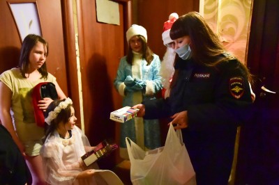 Полицейский Дед Мороз и сотрудники полиции поздравили детей с наступившим Новым годом