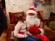 Полицейский Дед Мороз продолжает поздравлять детей Полицейский Дед Мороз продолжает поздравлять детей