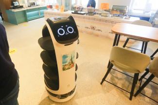 Белла, чаю!..Робот-официант в Казани не устает и не требует зарплату