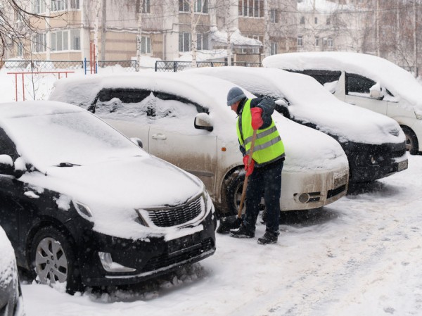 И.Гиниятуллин: &laquo;Техника может убрать снег за десятки минут, а если мешают припаркованные автомобили, то дворнику потребуется на это полдня&raquo;