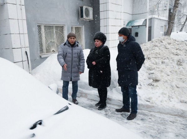 И.Гиниятуллин: &laquo;Техника может убрать снег за десятки минут, а если мешают припаркованные автомобили, то дворнику потребуется на это полдня&raquo;