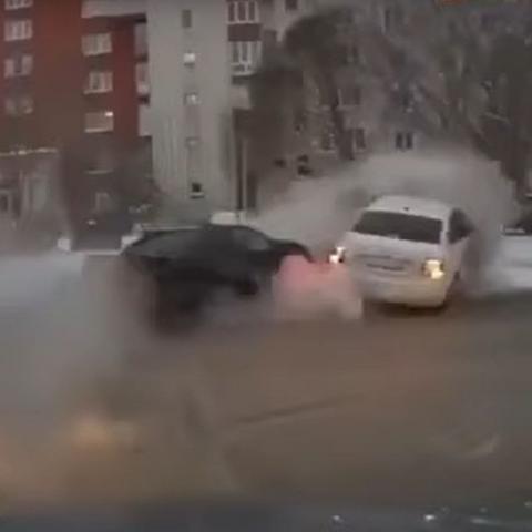 В Омске водитель устроил аварию, чтобы спасти пешеходов (ВИДЕО) В Омске водитель устроил аварию, чтобы спасти пешеходов (ВИДЕО)