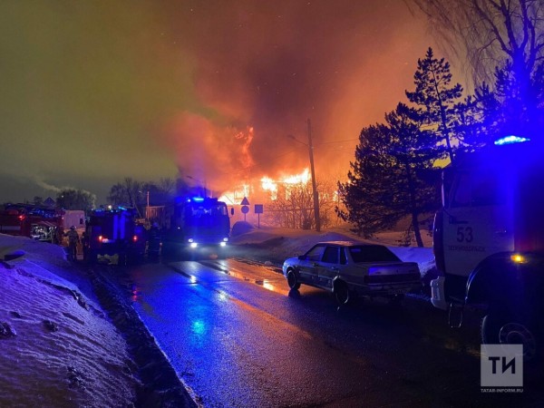 Два человека погибли на пожаре в доме с кафе и магазином в Татарстане (ФОТО, ВИДЕО)