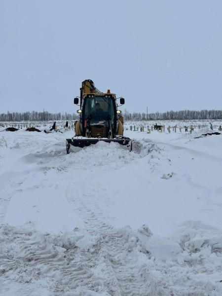 В Набережных Челнах родственникам пришлось час волочить гроб по снегу перед похоронами