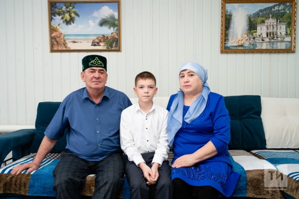 &laquo;Смерть матери принял по-взрослому&raquo;: как живет сын умершей от рака Айгуль Фазыловой