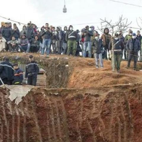 Пятилетний мальчик провалился в 32-метровый колодец и выживал в нем три дня Пятилетний мальчик провалился в 32-метровый колодец и выживал в нем три дня