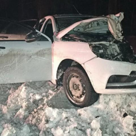 Четыре человека погибли при столкновении двух автомобилей одной марки