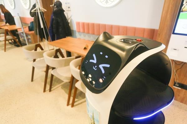 Белла, чаю!..Робот-официант в Казани не устает и не требует зарплату