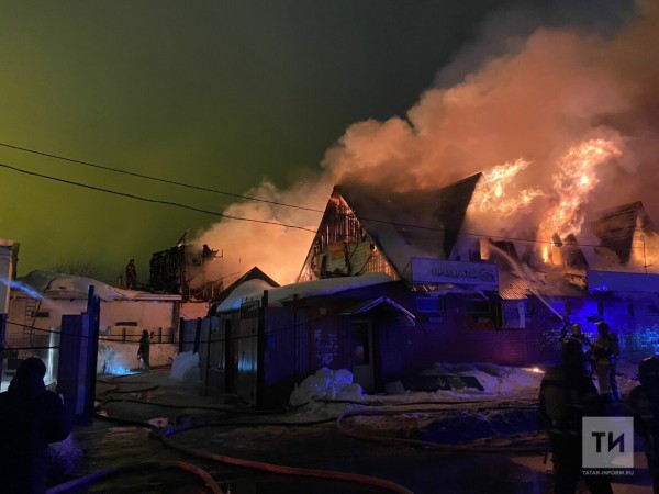 Два человека погибли на пожаре в доме с кафе и магазином в Татарстане (ФОТО, ВИДЕО)