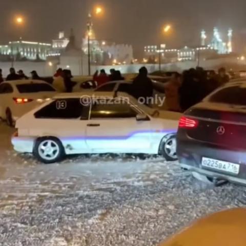 На ВИДЕО попало массовое ДТП на Кремлевской дамбе в Казани