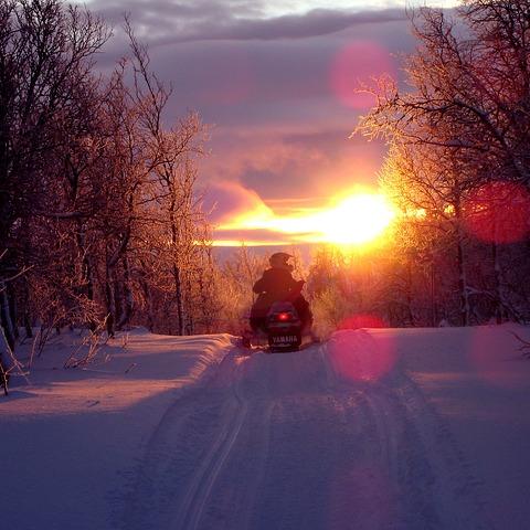 Двое детей и четверо взрослых пропали на снегоходах на Сахалине
