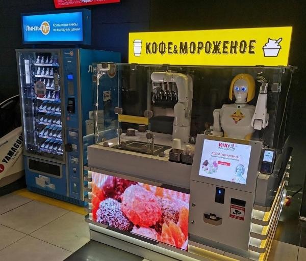 Белла, чаю!..Робот-официант в Казани не устает и не требует зарплату