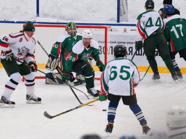 В казанском парке &laquo;Черное озеро&raquo; состоялся матч-открытие городского этапа турнира &laquo;Золотая шайба&raquo;