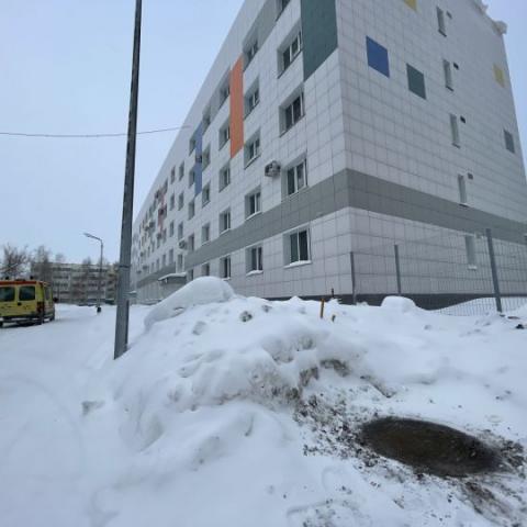 Он бегал по снегу и вдруг исчез: подробности ЧП с ребенком, упавшим в открытый люк