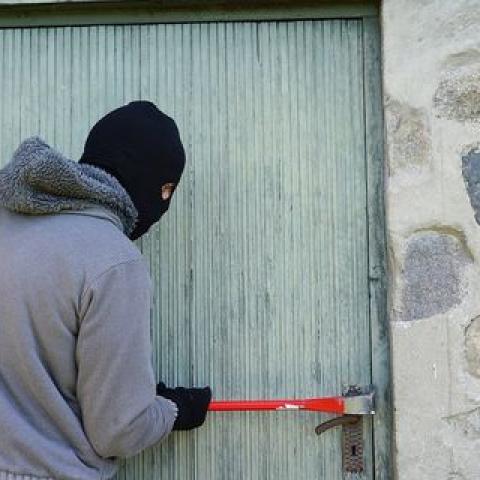 18-летний студент забыл куртку с паспортом в чужом доме при краже 18-летний студент забыл куртку с паспортом в чужом доме при краже