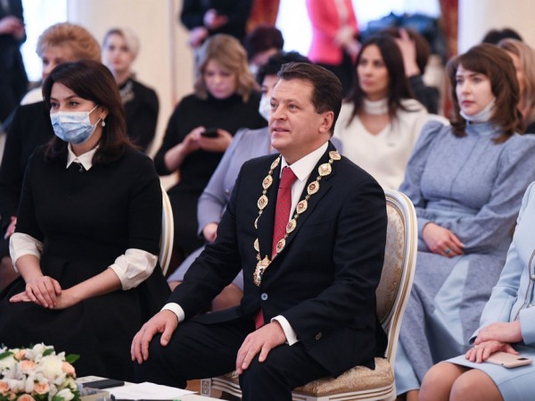 Ильсур Метшин: &laquo;Мы безгранично благодарны женщинам за теплоту семейного очага, заботу о родных и близких, воспитание детей&raquo;