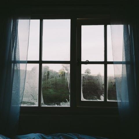 В казанском ЖК двое подростков выпали из окон &ndash; один из них скончался