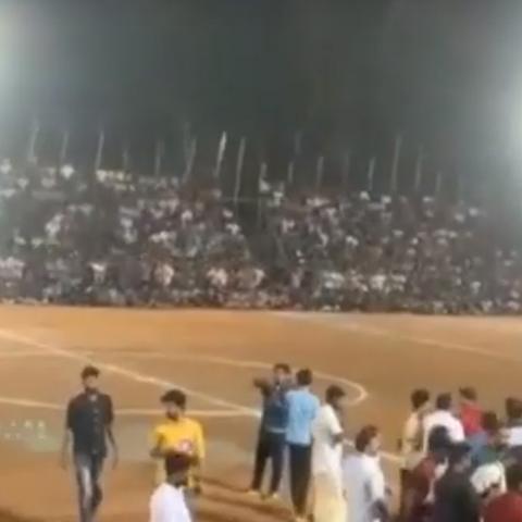 Жуткое обрушение трибун с людьми на футбольном матче в Индии попало на ВИДЕО