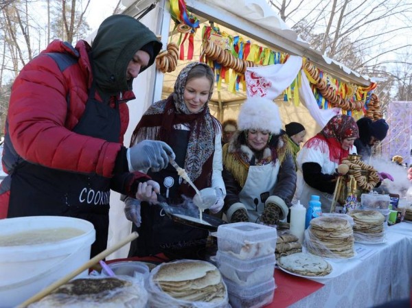 Жители и гости Казани отметили Масленицу на озере Лебяжьем
