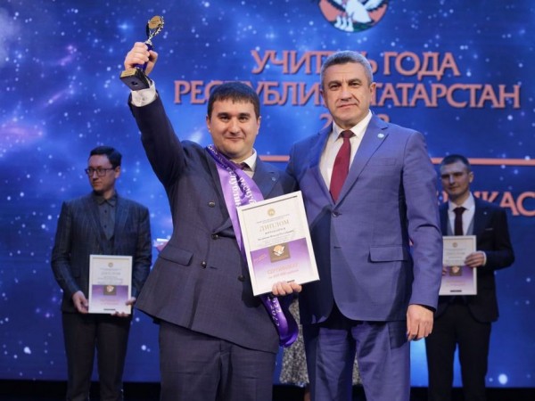 Преподаватель обществознания казанского лицея-интерната №2 Ильсур Зиганшин стал учителем года в Татарстане Преподаватель обществознания казанского лицея-интерната №2 Ильсур Зиганшин стал учителем года в Татарстане