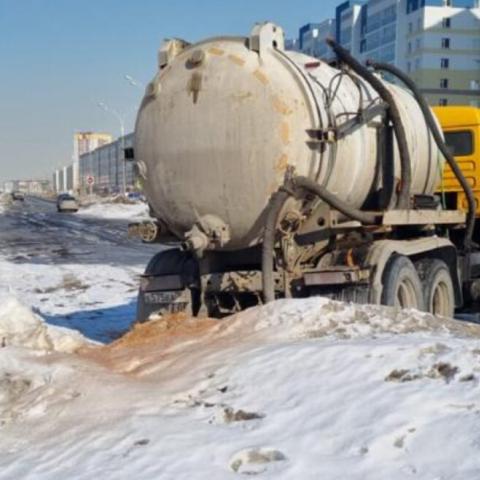 В Челнах КАМАЗ слил неизвестную химическую жидкость у жилых домов В Челнах КАМАЗ слил неизвестную химическую жидкость у жилых домов