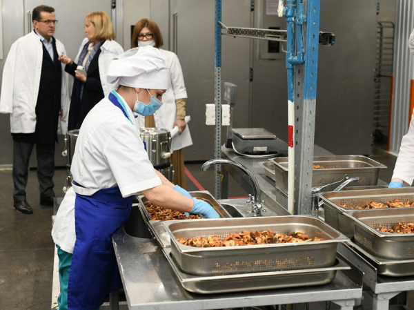 И.Метшин: &laquo;Стратегический запас департамента позволяет кормить детей вкусно и сбалансированно, сохраняя цены на питание&raquo;