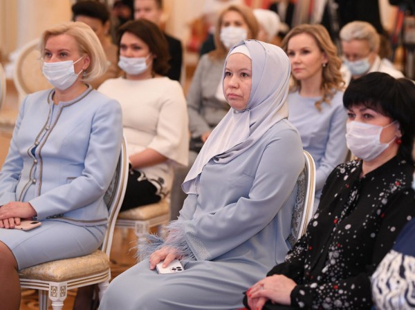 Ильсур Метшин: &laquo;Мы безгранично благодарны женщинам за теплоту семейного очага, заботу о родных и близких, воспитание детей&raquo;