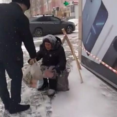 Житель Татарстана купил для просившей милостыню женщины пакет продуктов