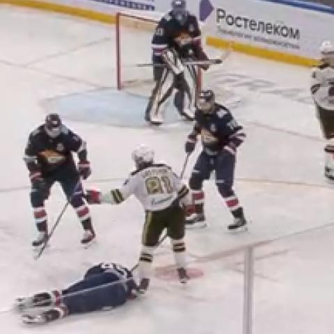 Страшное ВИДЕО: хоккеист «Магнитки» попал в больницу после удара шайбой в голову Страшное ВИДЕО: хоккеист «Магнитки» попал в больницу после удара шайбой в голову