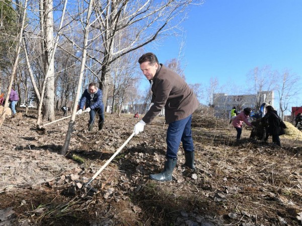 Ильсур Метшин вышел на уборку зеленой зоны вдоль улицы Танковой