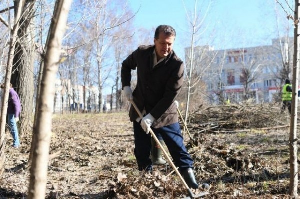 Мэр Казани занялся уборкой зеленой зоны на улице Танковой