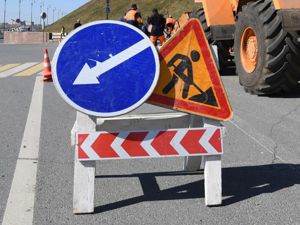 На площади Тысячелетия в Казани устраняют течь на водопроводе