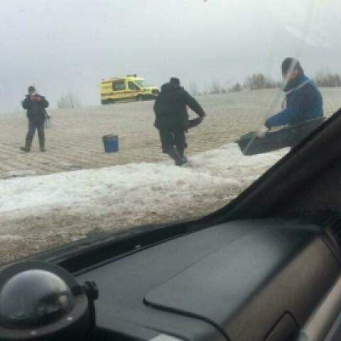 Со льда Свияги в Татарстане спасли 35 рыбаков и щенка (ВИДЕО) Со льда Свияги в Татарстане спасли 35 рыбаков и щенка (ВИДЕО)