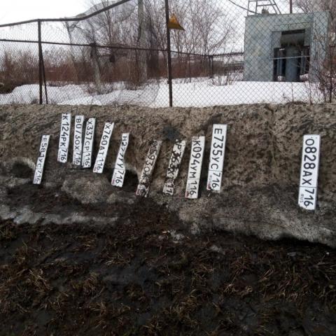 На дорогах Набережных Челнов повсюду лежат автомобильные номера
