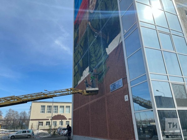 В Казани на фасаде дома появился мурал в память военного, погибшего во время спецоперации (ФОТО)