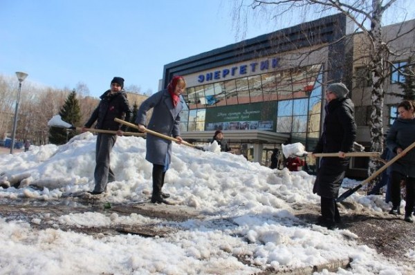 Мэр Казани занялся уборкой зеленой зоны на улице Танковой