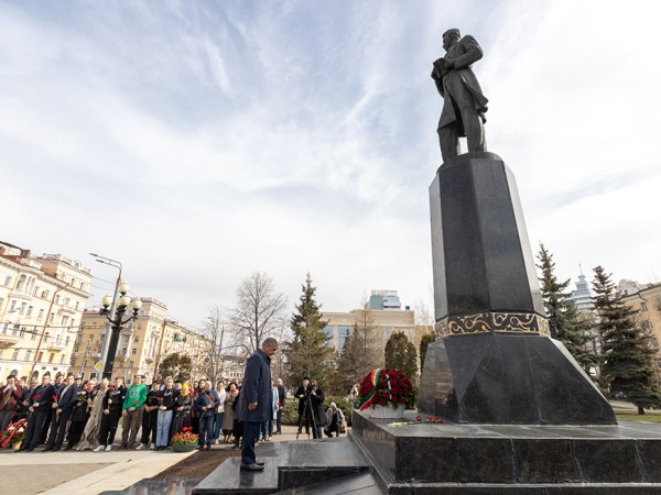 В день рождения Габдуллы Тукая в Казани возложили цветы к памятнику поэта