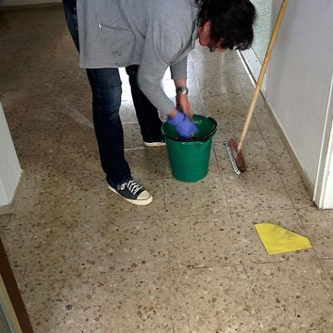 Жители Набережных Челнов недовольны уборщицей, которая оставляет в подъезде записки